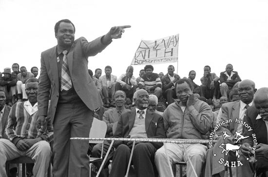 AL3274_G06.06 	Pupsey Sebogodi speaking to residents about resisting incorporation into Bophuthatswana, Braklaagte