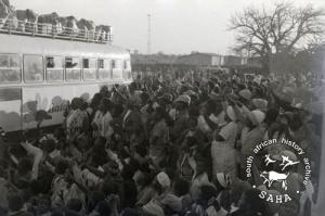 Refugees arriving by bus in Luveve